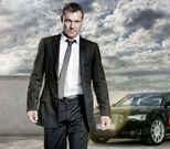 El actor Chris Vance interpreta al evasivo exagente Frank Martin.