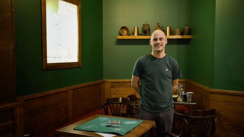 �lex Castro reabri� las puertas de la cervecer�a Milma�as, en A Ponte, para que sus clientes disfruten de los mejores tardeos