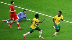 La celebraci�n del gol de Irankunda