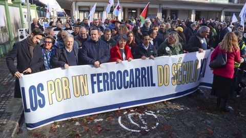 El alcalde de Ferrol, José Manuel Rey, junto a otros regidores de la comarca, en la estación de Renfe