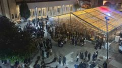 La carpa instalada en la Praza da Mari�a de Burela se qued� peque�a para acoger a la gente que disfrut� de la fiesta de Nochevieja