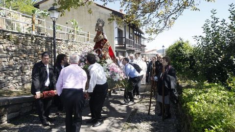 Los portadores de la Virgen tuvieron que pararse en diferentes ocasiones para evitar los obstáculos que les impedían pasar, pero no vieron el cable en el que acabó tropezando la talla
