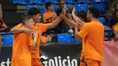 Israr (segundo por la izquierda) celebra el gol que anotó en Vista Alegre con Alán, Charly y Meira