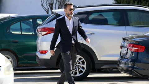 Jota Cabrera, novio de Sara Carbonero, a la llegada al velatorio de Goyi Ar�valo en Corral de Almaguer
