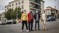 Daniel Fern�ndez, Antonio Fern�ndez, Jos� Ignacio Vel�zquez y Ana Bravo, ante su edificio, amenazado con orden de derribo