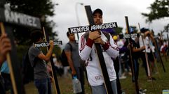 Los manifestantes mostraron cruces con los nombres de los muertos en las protestas por acci�n de la represi�n. 