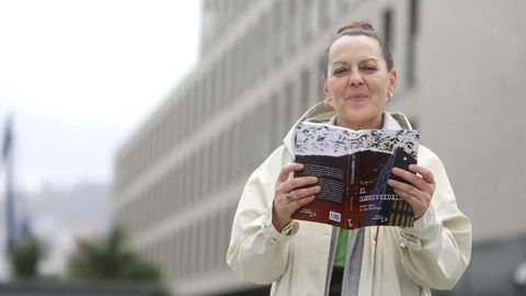 Begoa Gil con su ltima novela en el edificio de la Xunta de Galicia en Vigo. 