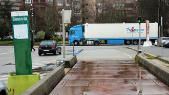 Una de las b�sculas homologadas del Puerto se ha puesto a disposici�n de la Polic�a Local de Vilagarc�a para los pesajes de los camiones durante la campa�a