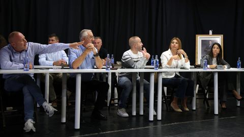 PLENO MOCION DE CENSURA EN EL CONCELLO DE RIBEIRA, DONDE LUIS PEREZ BARRAL ALCALDE DEL BNG CEDE EL BASTON DE MANDO A LA NUEVA ALCALDESA MARIA JOSE SAMPEDRO CANDIDATA DEL PP, PRIMERA MUJER EN ESTE PUESTO.