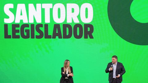 Leandro Santoro, en el cierre de campaña junto a la vicedecana de la Facultad de Medicina de la Universidad de Buenos Aires.
