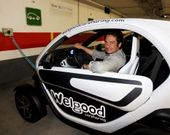 Eloy Garc�a, a bordo de un Renault Twizy en el aparcamiento de Policarpo Sanz.