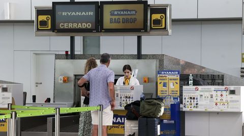 Trabajadora de Ryanair en el aeropuerto de Santiago, el pasado verano