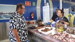 Manuela Pardavila, al frente de un puesto del puesto de Pescados Bomar en la plaza de Ribeira