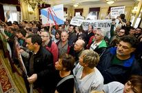 Cientos de personas llenaron el sal�n el 30 de mayo, en un pleno frustrado por las protestas.