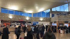 Colas ante los mostradores de Air Europa en Alvedro