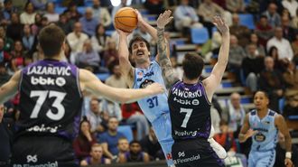 Andric lanza a canasta presionado por Jaworski en la visita del Bilbao al Pazo.