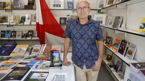 Jorge Lamas firm&oacute; ejemplares de su &uacute;ltimo libro  A fidelidade viguesa , en la Feria del Libro de Vigo.