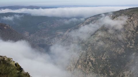 VISTA DE LA NIEBLA LEVANT�NDOSE EN EL CA��N DEL SIL DESDE LA ALDEA DE VILOUXE, EN NOGUEIRA DE RAMUIN