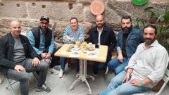 Un grupo de hosteleros, con los concejales Yoya Blanco e Iv�n Puentes, en el inicio de Pontealmorzo 2023