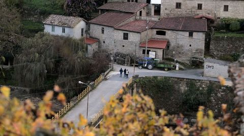 Unos vecinos cruzan el puente de Belesar hacia la orilla de Chantada