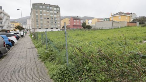 Uno de los solares que figuran en el listado de nueve est&aacute; en la calle Rosal&iacute;a de Castro
