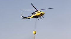 Un helic�ptero del servicio contra incendios de la Xunta, en una imagen de archivo.