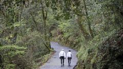 Dos senderistas en el parque natural, en una imagen de archivo