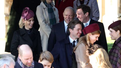 Los Tindall, muy sonrientes, junto a las princesas Beatriz y Eugenia y sus respectivos maridos