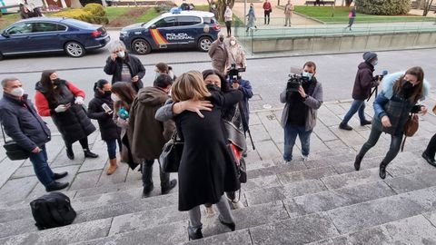 Familiares del Villa de Pitanxo antes de la reunin