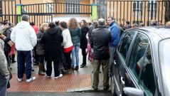 Padres de alumnos a la salida del colegio