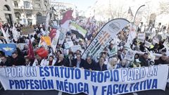 Pancarta desplegada en la cabecera de la manifestaci�n de m�dicos que tuvo lugar este s�bado en Madrid.