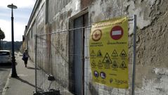 Los operarios de Tragsa han vallado las entradas a la antigua nave de Lumafer y a la discoteca Bumerang