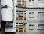 Dos calles como Marina Espa�ola y la R�a R�o Eo, donde los cables se acercan a las viviendas.