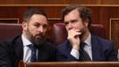 Santiago Abascal e Ivn Espinosa de los Monteros conversando en el hemiciclo