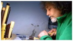 Miguel Mosquera, trabajando en su taller.