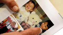 Abdula Ghaleb Kurdi muestra una foto de sus dos hijos ahogados en el 2015