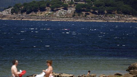 «El arenal donde comenzó todo». En esta fotografía, tomada durante el quinto día del dispositivo de búsqueda, en la playa portosinense de Coira -de donde partieron los tres jóvenes en el kayak- puede verse al fondo la isla de A Creba, a la que intentaron llegar con la embarcación