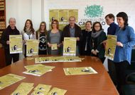 Comerciantes, autores y el edil Xos� Regueira mostraron ayer la imagen de la campa�a. 
