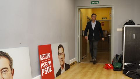 Besteiro, entrando en la sede de campa�a del PSdeG la noche del domingo