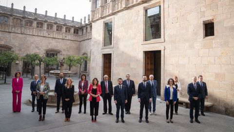 El Gobierno de Pere Aragons en solitario posa en el Patio de los Naranjos de la Generalitat antes de celebrar su primera reunin 