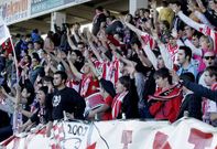 Un grupo de aficionados anima desde el fondo norte en el choque ante el Alcorc�n.
