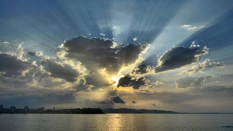 Fen�meno �ptico de los rayos crep�sculares. Paseo del muro de San Lorenzo a la altura del Centro Sanatorio Mar�timo-San Juan de Dios, Gij�n