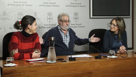  La portavoz de IU en la Junta General, ngela Vallina (d), la diputada del PSOE Lidia Fernndez (i) y el representante del Grupo de Inmatriculaciones de Asturias y miembro de la ejecutiva de Asturias Laica Jos Mara Rosell Tous (c)