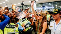 La cantante colombiana a su llegada al aeropuerto de Lima