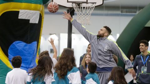Los m�s peque�os se divierten junto a sus �dolos jugando al baloncesto en la Fan Zone