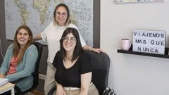 De izquierda a derecha, Rebeca, Rut y Aine, en la agencia fenesa de Organiza-Turismo y Eventos, que encabeza la lista