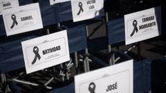 Carteles que portan manifestantes en protesta por el accidente de Adamuz