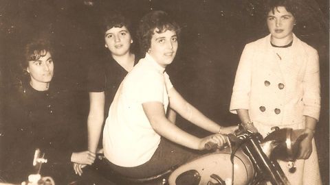 Chicas con una moto. 