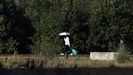 Una mujer se protege del Sol. Imagen del pasado 3 de octubre