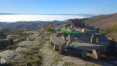 Un beln con premio. La asociacin Fonte do Milagro tiene instalado desde un beln en la Pena dos Catro Cabaleiros. Y entregar un jamn al que gane el concurso abierto en sus redes sociales para elegir la mejor fotografa del beln de este ao. En la foto, se ve al fondo el mar de niebla que cubre el Val de Lemos